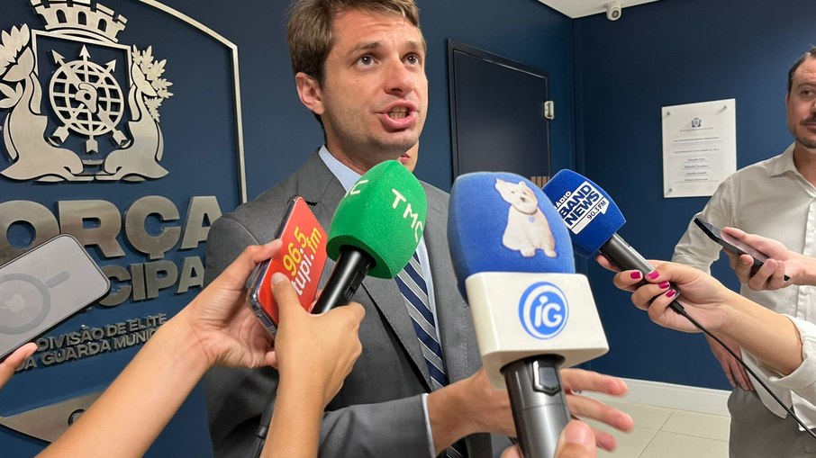 Após a parte aberta a reunião, o seretário Brenno Carnevale conversou com a imprensa