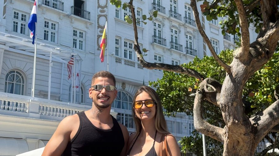 Nem só de pop internacional vivem as apostas. Para o casal de Minas Gerais, o sertanejo também merece espaço no maior palco a céu aberto do Rio, com pedidos por Henrique & Juliano e Zé Neto & Cristiano