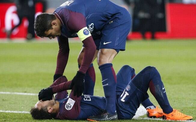 Neymar se machuca durante clássico do PSG contra o Olympique de Marselha