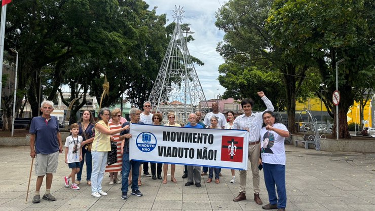 “Viaduto, não”: passagem sobre via férrea gera protestos; assista