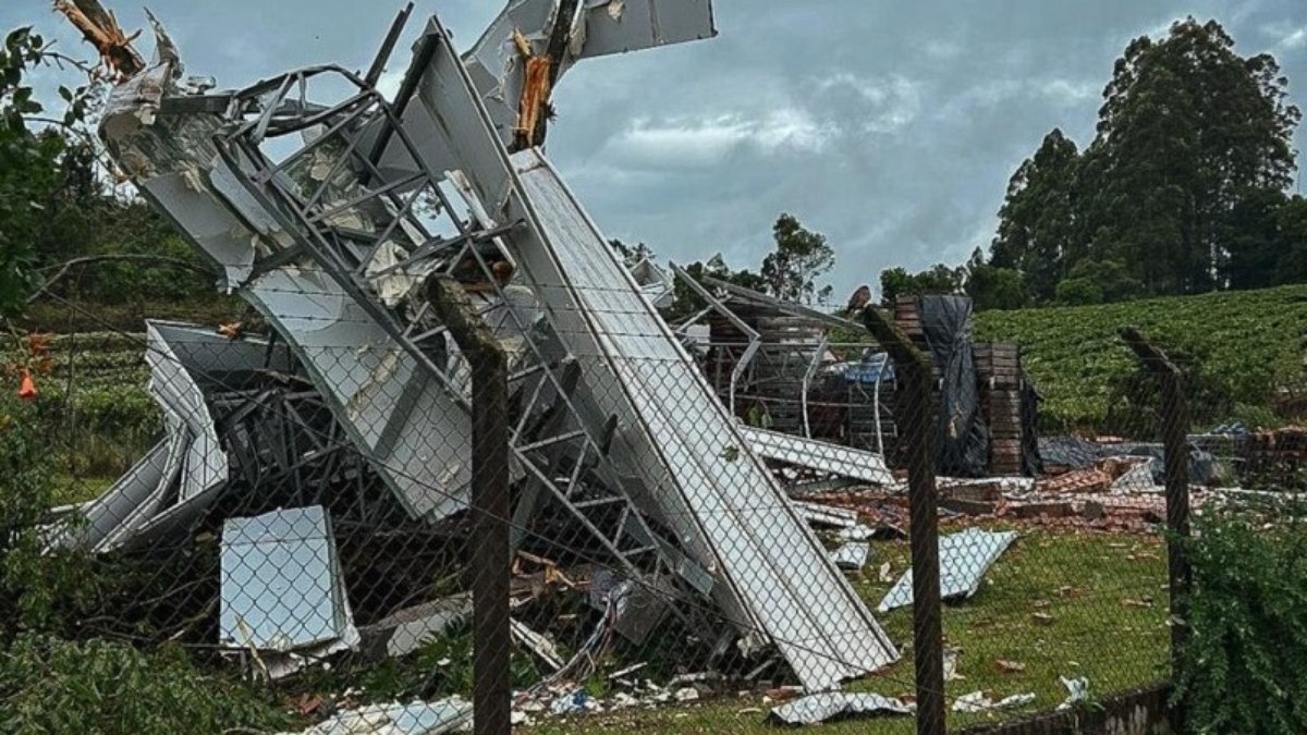 Ventos de mais de 100km/h provocaram muitos estragos