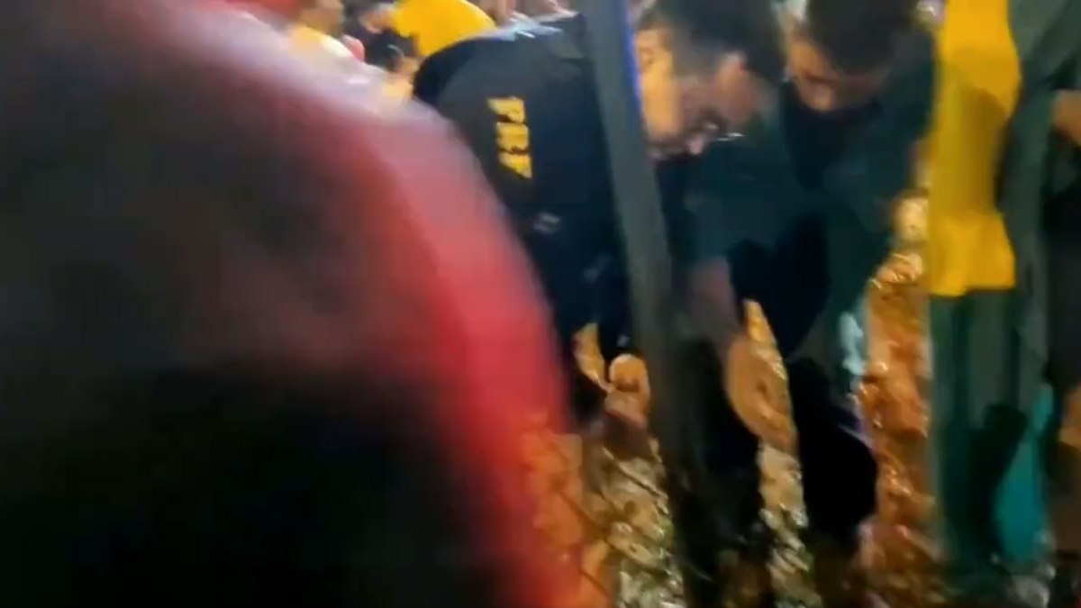 Agente da PRF foi gravado cortando uma grade para ajudar manifestantes bolsonaristas a ter acesso a uma área