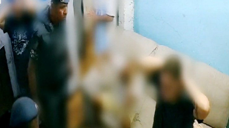 PMs são flagrados agredindo clientes de adega no interior de SP; veja imagens