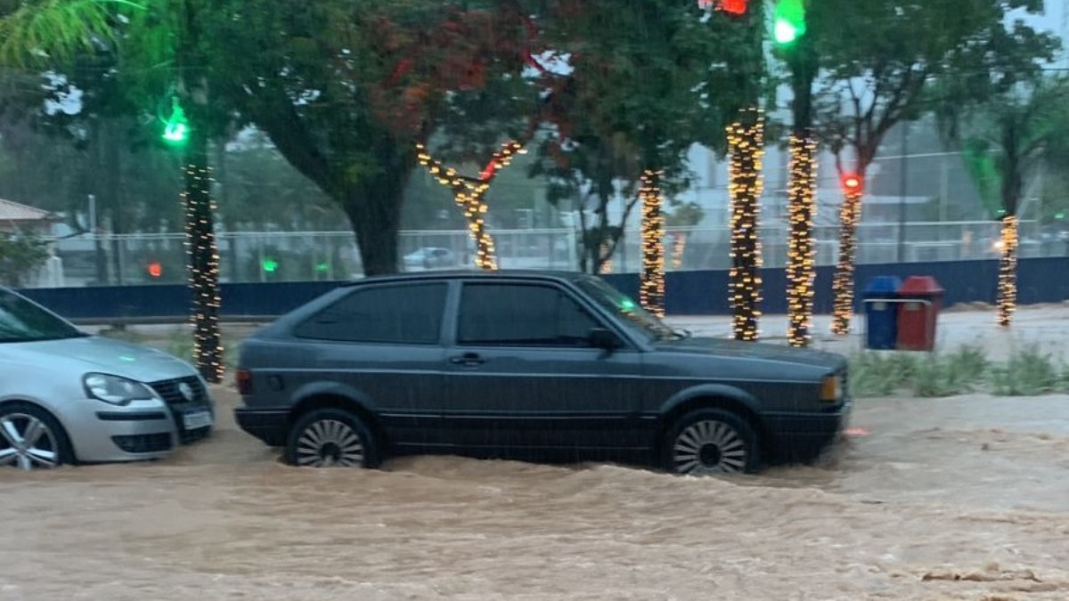 Chuva provoca alagamento na praça Aurora Sudário