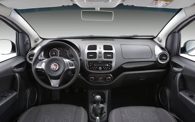 Fiat Grand Siena 1.0 mantém o mesmo desenho do painel das versões anteriores do sedã