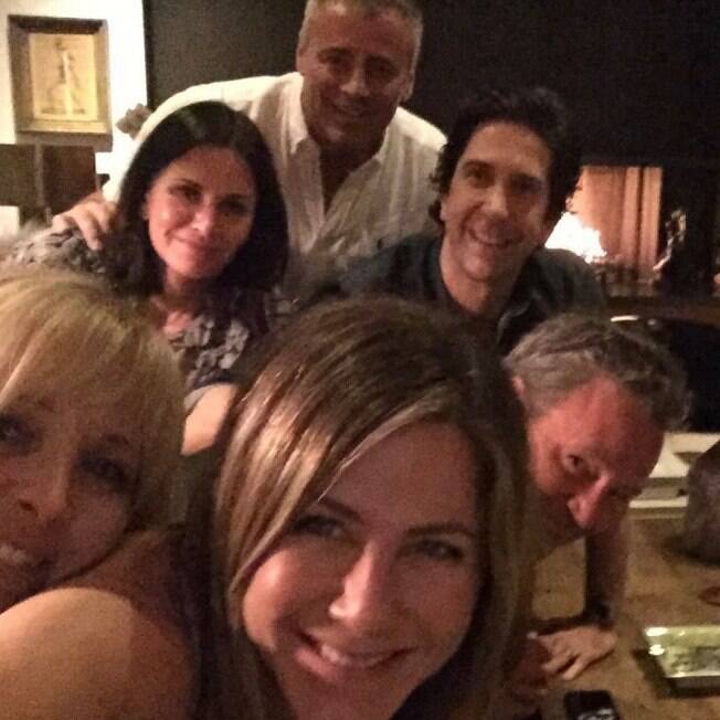 Jennifer Aniston estreia no Instagram com clique ao lado do elenco de elenco de friends