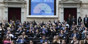 Sob greve, Argentina aprova reforma trabalhista na Câmara