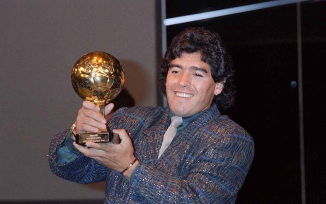 Maradona com a Bola de Ouro da Copa de 1986 