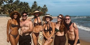 De biquíni, Taís Araujo posa ao lado de amigos famosos na Bahia