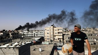 Israel bombardeia Gaza e mais de 100 mil pessoas abandonam Rafah