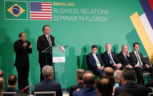 Bolsonaro garantiu, em Miami, que não vai intervir em preços dos combustíveis em meio a crise global do petróleo
