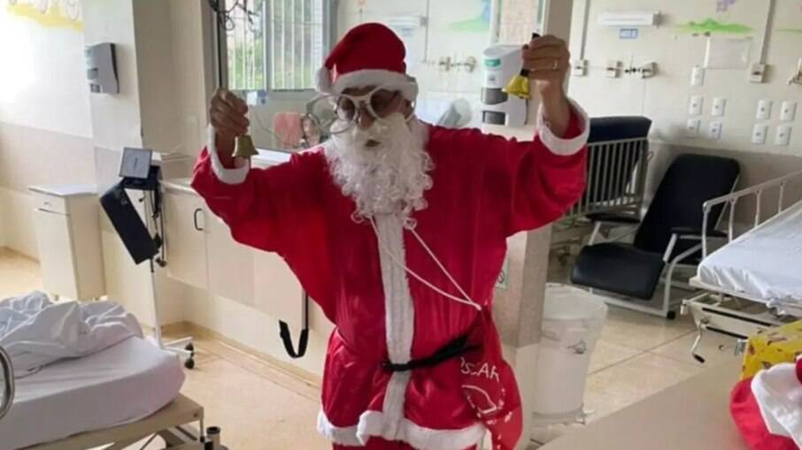 Papai Noel fez a alegria da criançada em hospital. 