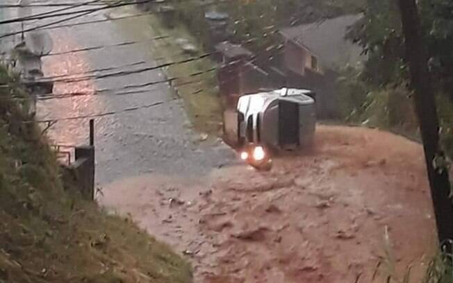 Fortes chuvas estão fazendo grande estrago em Petrópolis, na Região Serrana do Rio de Janeiro