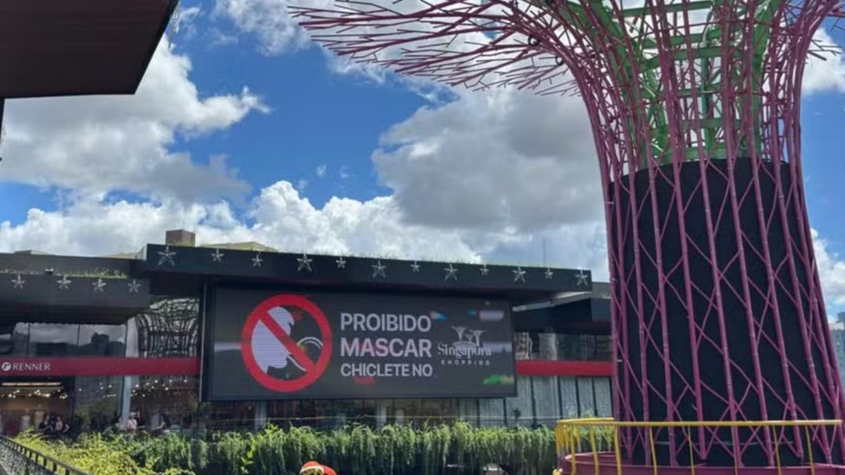 Placas espalhadas pelo estabelecimento informam sobre a medida