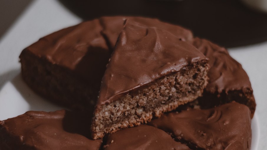 Fica pronto em apenas 50 minutos e é o mais prático que tem. Esta receita de bolo chocolate simples vai te conquistar!
