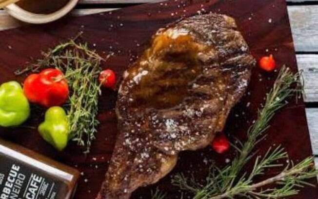 Foto da receita Prime Rib grelhado na manteiga de ervas com vegetais pronta.