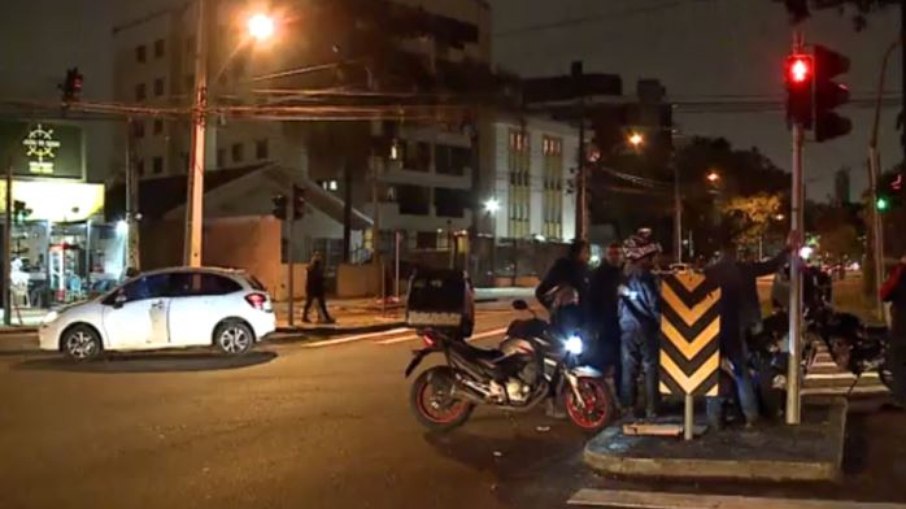 Homem esfaquea 4 pessoas em bar de Curitiba; uma vítima morreu e outra ficou está em estado grave