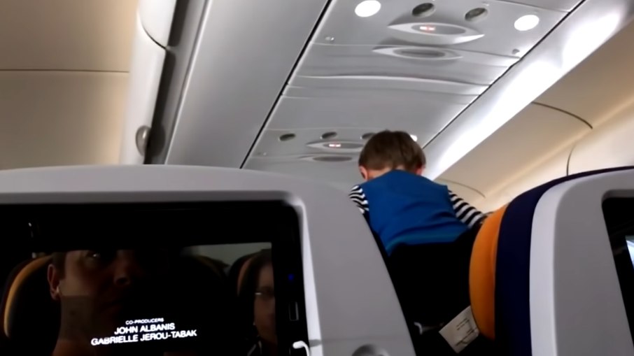 Passageira confronta mãe que não deu atenção ao filho que se comportava mal durante voo (imagem ilustrativa)
