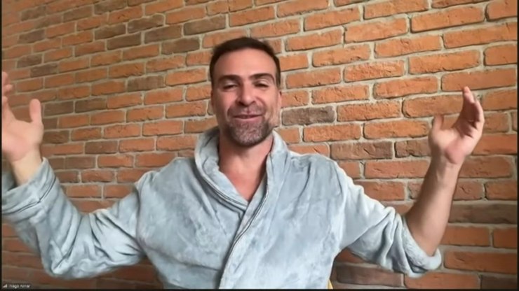 Pilhado ironiza Flamengo e faz programa de roupão: "Dormindo"