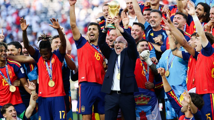 Seleção espanhola levanta taça de campeã da Copa do Mundo Seleção espanhola levanta taça de campeã da Copa do Mundo