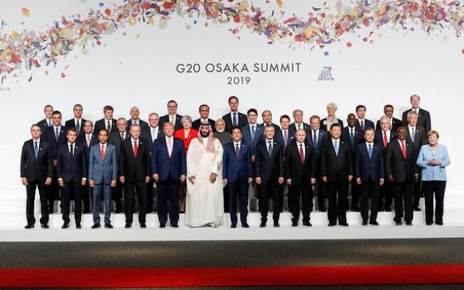 Presidente da República, Jair Bolsonaro, é visto no canto da imagem durante foto de família dos Líderes do G20