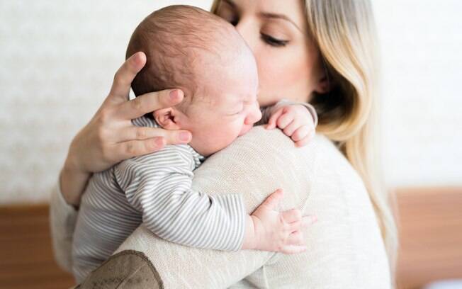 Beijar o recém-nascido, soprar a papinha e agasalhar demais são atitudes que podem colocar a saúde em risco