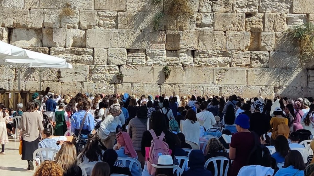 Na festa de Sucot, na semana passada, a população lotou a área do Muro das Lamentações na cidade velha de Jerusalém, a qual permaneceu como referência do povo judeu mesmo durante 2 mil anos de diáspora