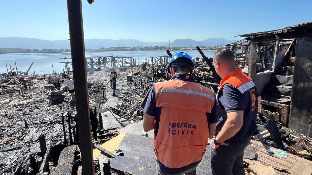 Pelo menos 100 moradias de palafitas foram destruídas pelo fogo Pelo menos 100 moradias de palafitas foram destruídas pelo fogo