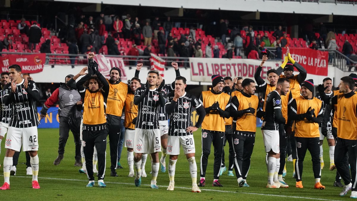 Corinthians reencontra estádio mítico e trave alvinegra; relembre