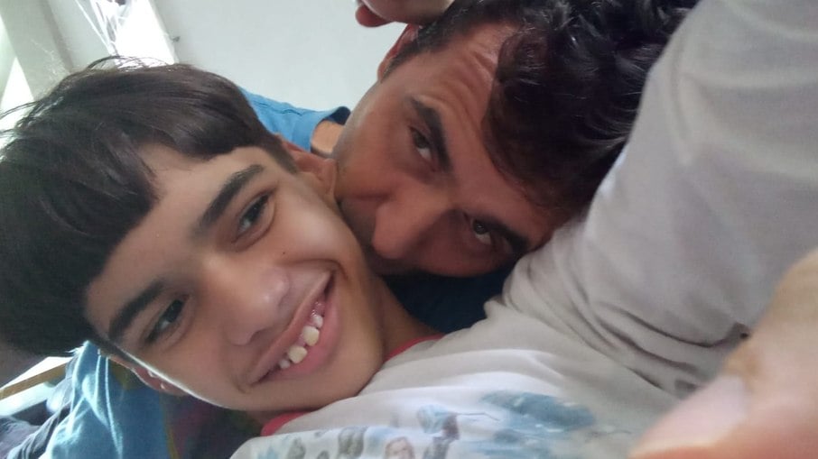 Alex com o filho Matheus, diagnosticado com Síndrome de Dravet