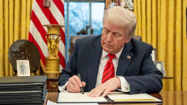 Trump reclassifica maconha como 'droga menos perigosa'