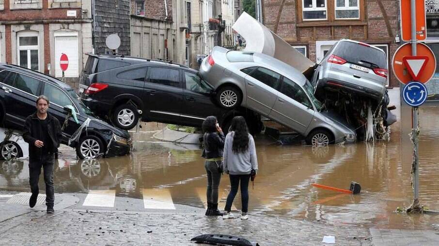 Chuvas causam destruição e mortes na Europa; especialistas falam em mudanças climáticas
