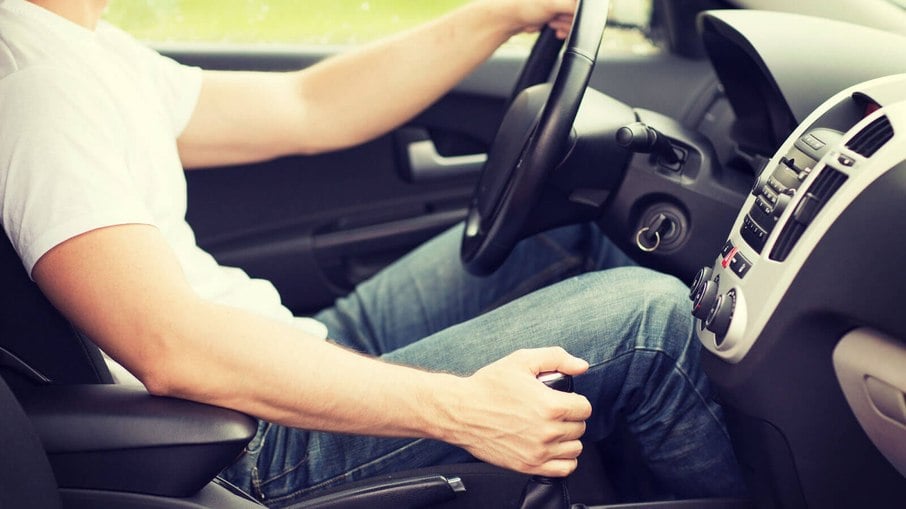 Hábitos ao volante - apoiando a mão no câmbio