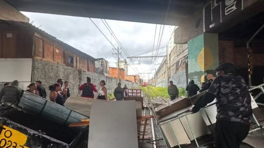 Moradores da Favela do Moinho fazem novo protesto contra demolição de casas da comunidade e paralisam Linha 8-Diamante Moradores da Favela do Moinho fazem novo protesto contra demolição de casas da comunidade e paralisam Linha 8-Diamante