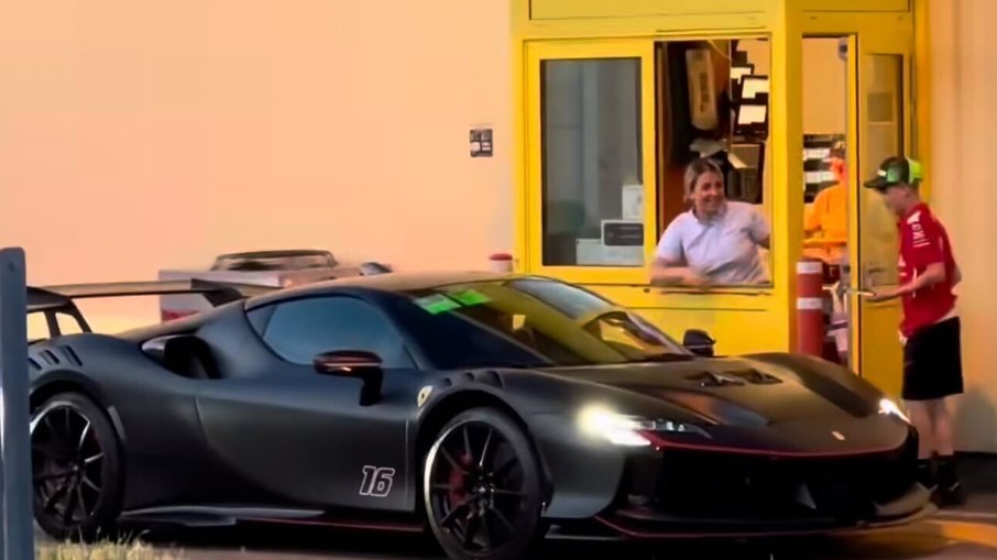 Leclerc foi visto passando no divre-thru com sua Ferrari SF90 XX Stradale Leclerc foi visto passando no divre-thru com sua Ferrari SF90 XX Stradale