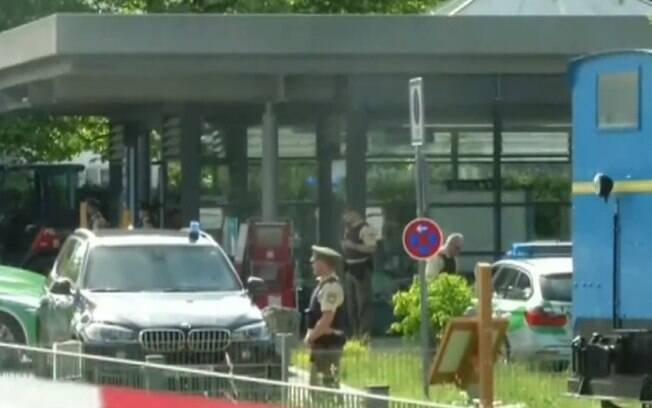 Agressor conseguiu tirar a arma de uma policial, momento em que aconteceu o tiroteio na Alemanha