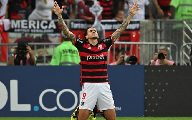 O atacante Pedro comemora após marcar na vitória sobre o chileno Palestino, no Maracanã, no Rio de Janeiro, em 10 de abril de 2024.