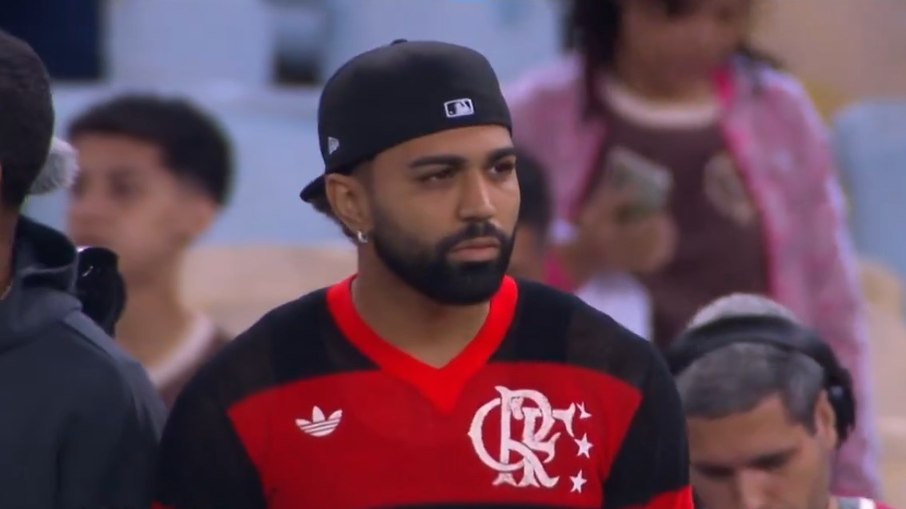 Gabigol veste camisa 10 e marca presença no Maracanã após ser afastado