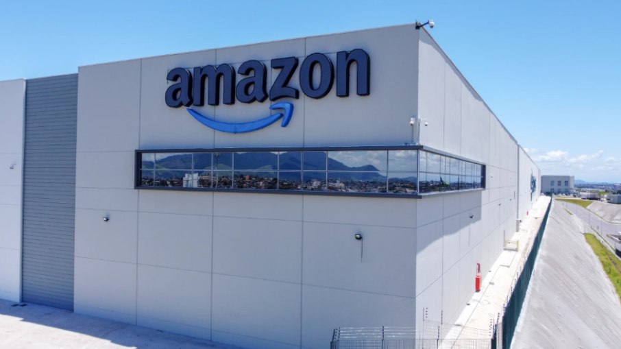 Amazon anuncia novos cortes de empregos, principalmente na área de varejo Amazon anuncia novos cortes de empregos, principalmente na área de varejo