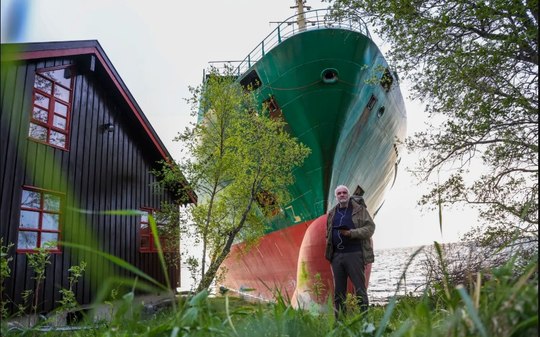 Navio gigante invade jardim na Noruega e dono nem percebe
