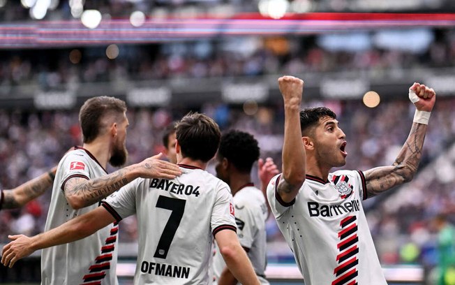  Exequiel Palacios levanta os braços e celebra o seu gol, o terceiro do Leverkusen sobre o Eintracht 