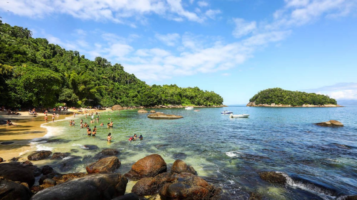 A Ilha das Couves fica a 2,3 quilômetros da costa norte de Ubatuba