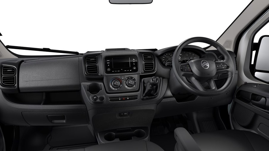 Interior é de um Relay comum e como todo veículo comercial é bem simples