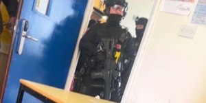 Polícia invade sala de aula após garota ser esfaqueada por colega