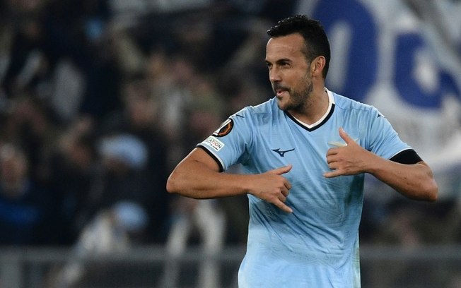 Pedro comemora após marcar na vitória da Lazio sobre o Porto por 2 a 1 nesta quinta-feira, pela Liga Europa