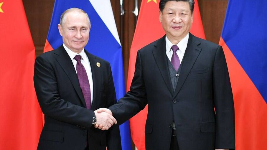  Xi Jin Ping e Vladimir Putin apertando as mãos