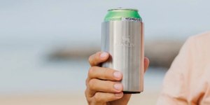 Copo porta-latas da Stanley já é sensação para o Carnaval