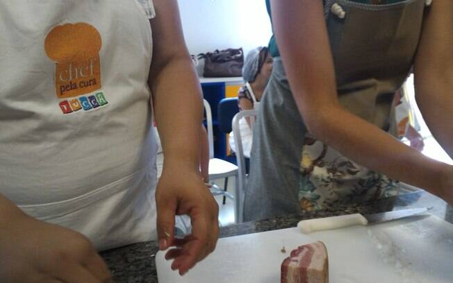 Alunos da TUCCA ajudam a preparar os ingredientes