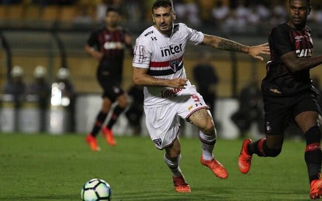 Lucas Pratto acaba com jejum de 11 jogos e marca na vitória do São Paulo sobre o Atlético-PR