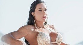 Gracyanne faz topless durante sessão de massagem; veja foto